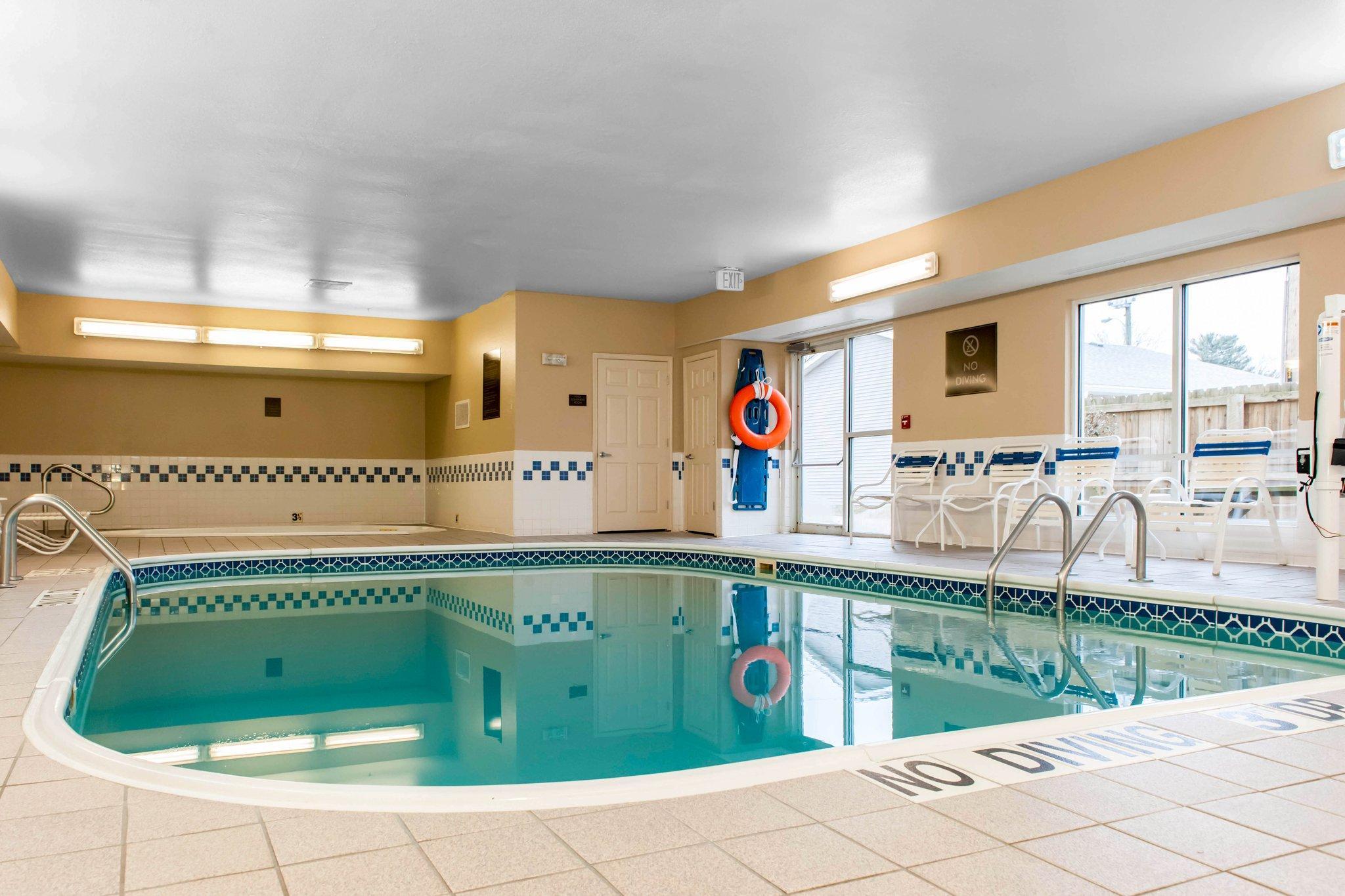 Comfort Suites Terre Haute University Area Екстер'єр фото