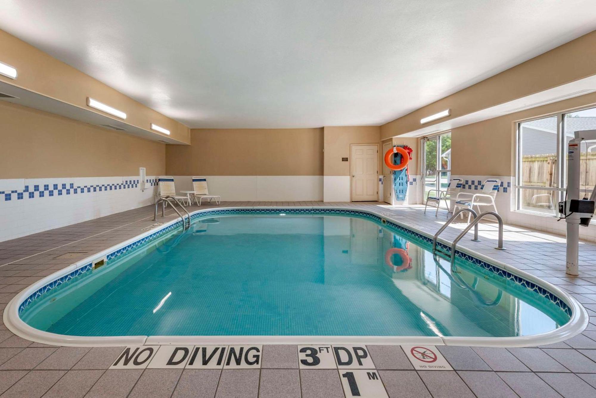 Comfort Suites Terre Haute University Area Екстер'єр фото